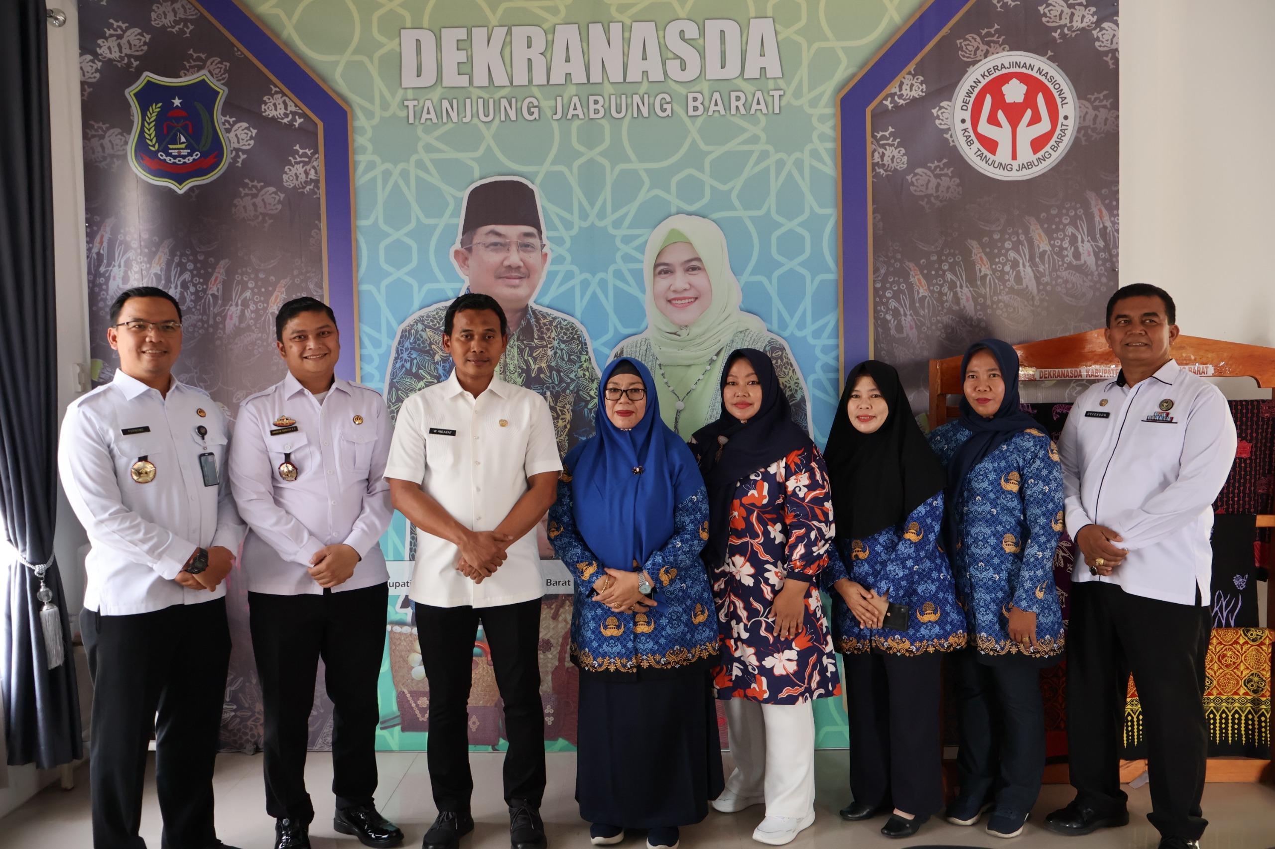 Dukung Ekonomi Kreatif Daerah, Jajaran Imigrasi se-Provinsi Jambi Kunjungi Galeri Dekranasda Tanjung Jabung Barat Dukung Ekonomi Kreatif Daerah, Jajaran Imigrasi se-Provinsi Jambi Kunjungi Galeri Dekranasda Tanjung Jabung Barat