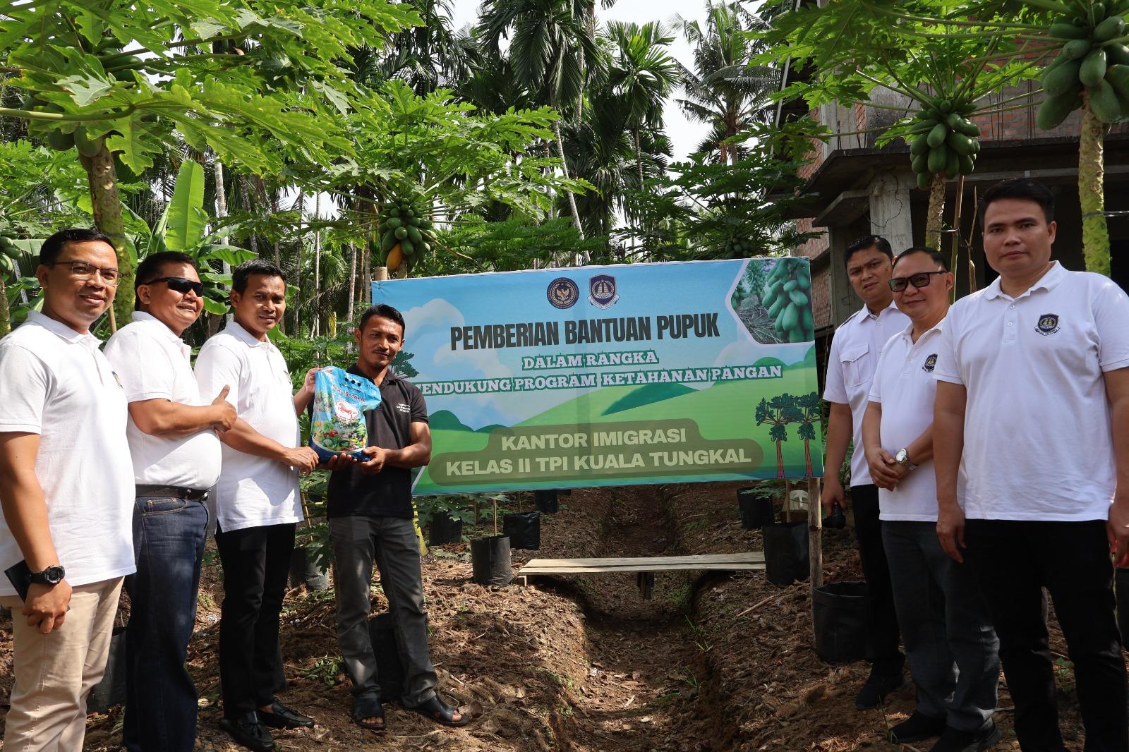 Imigrasi se-Jambi Dukung Ketahanan Pangan, Berikan Bantuan Pupuk dan Panen Bersama Petani Pepaya di Tanjung Jabung Barat Imigrasi se-Jambi Dukung Ketahanan Pangan, Berikan Bantuan Pupuk dan Panen Bersama Petani Pepaya di Tanjung Jabung Barat