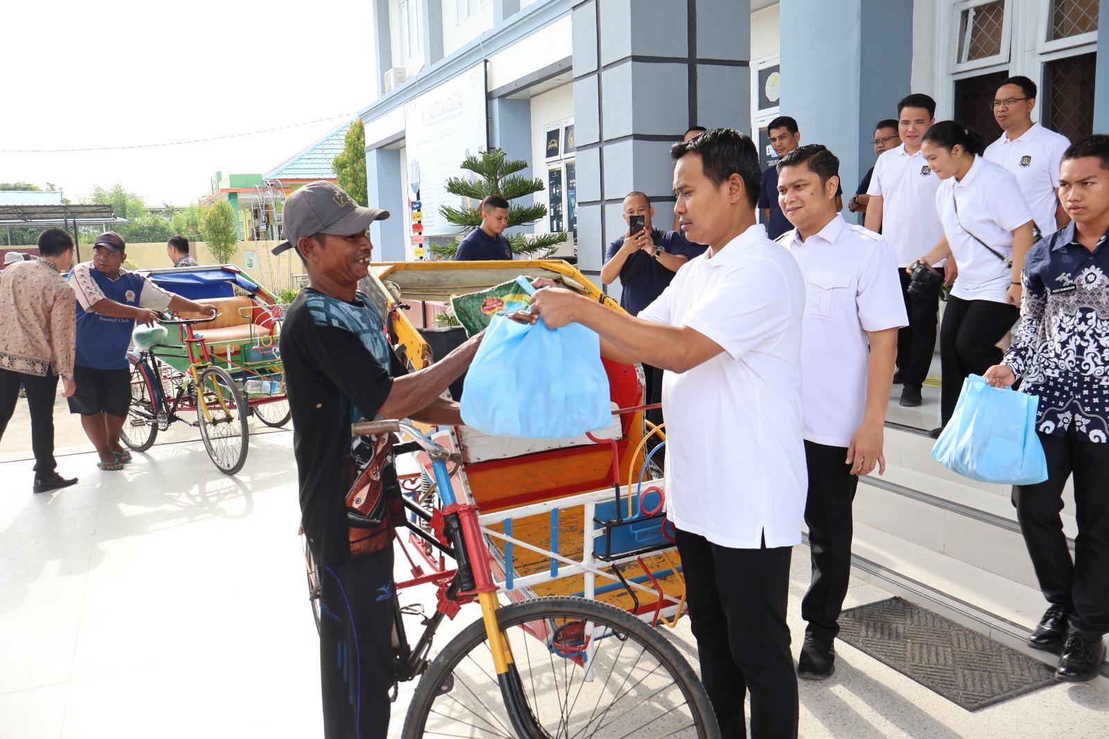 Wujud Kepedulian Sosial, Jajaran Imigrasi se-Provinsi Jambi Gelar Bakti Sosial di Kuala Tungkal Wujud Kepedulian Sosial, Jajaran Imigrasi se-Provinsi Jambi Gelar Bakti Sosial di Kuala Tungkal